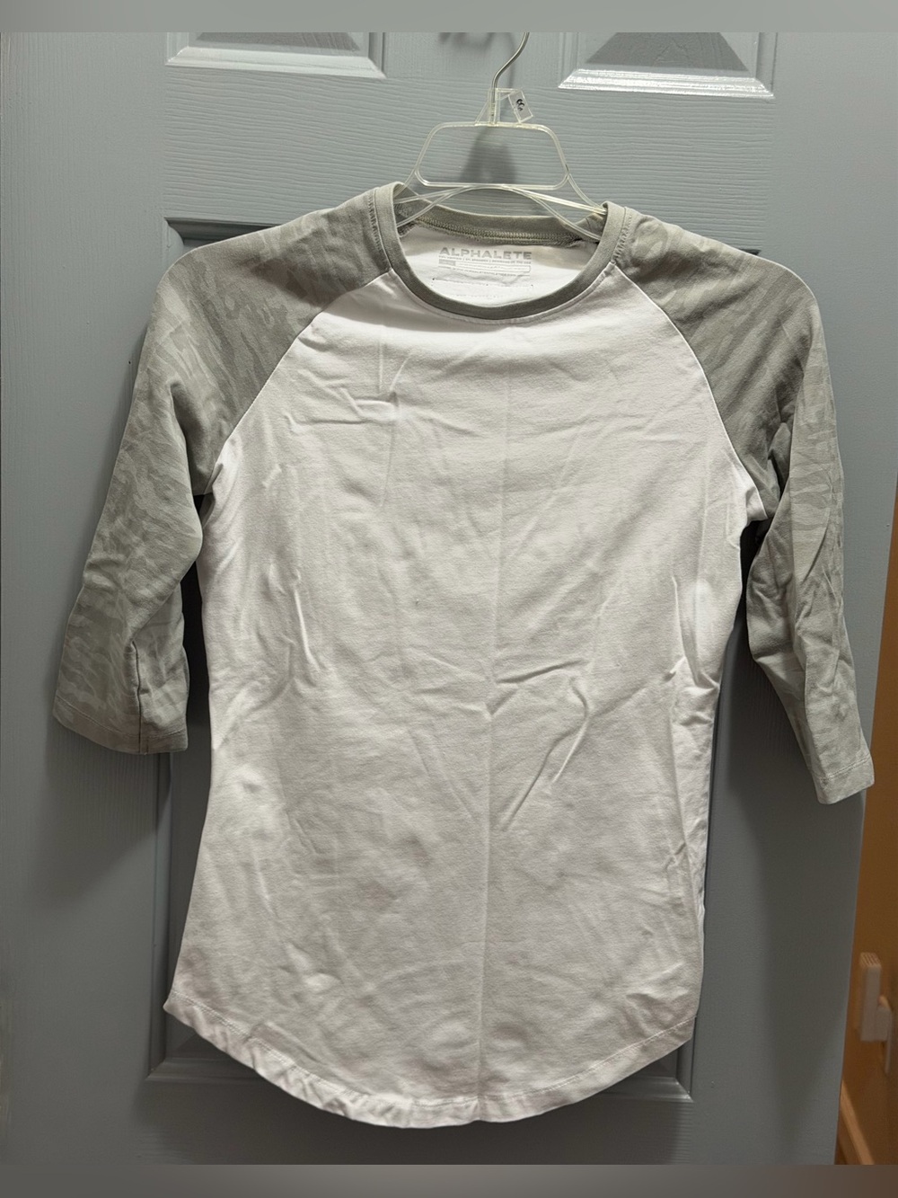 Alphalete Men Shirt XS White Gray Activewear 3/4 Raglan Sleeve Performance